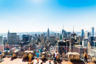 NEW YORK, ABD - 29 Eylül 2018: Top of the Rock (Rockefeller Center) Gözlem Güvertesi. Manhattan 'ı Top of The Rock' tan izleyen ziyaretçiler. 360 derece New York manzaralı. Manhattan, New York. ABD.