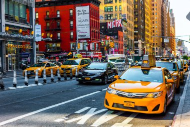 NEW YORK, ABD - 23 Eylül 2018: 8. Cadde New York 'un en ünlü caddesidir. Manhattan, New York City, ABD.