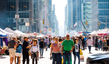 NEW YORK, ABD - 23 Eylül 2018: 6. Cadde 'deki Pazar Pazarı. Manhattan, New York City, ABD.