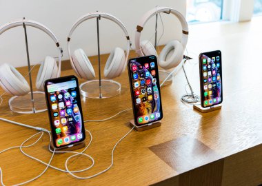 NEW YORK, ABD - 30 Eylül 2018: APPLE STORE 'da yeni iPhone modelleri (iPhone X Plus ve iPhone X Plus). Soho, Manhattan. New York 'ta. ABD.