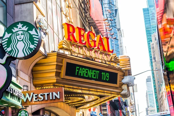 Нью Йорк Сша Сентября 2018 Года Regal Cinemas Улице Манхэттене — стоковое фото