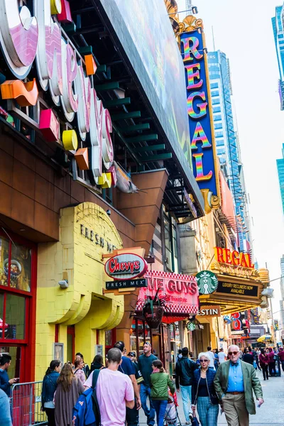 Нью Йорк Сша Сентября 2018 Года Regal Cinemas Улице Манхэттене — стоковое фото