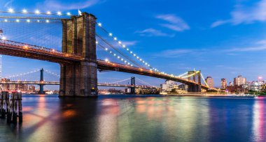 Brooklyn Köprüsü, gün batımı manzaralı. New York City, ABD. Brooklyn Köprüsü Aşağı Manhattan 'ı Brooklyn' e bağlıyor..