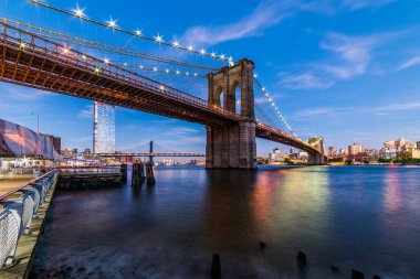 Brooklyn Köprüsü, gün batımı manzaralı. New York City, ABD. Brooklyn Köprüsü Aşağı Manhattan 'ı Brooklyn' e bağlıyor..