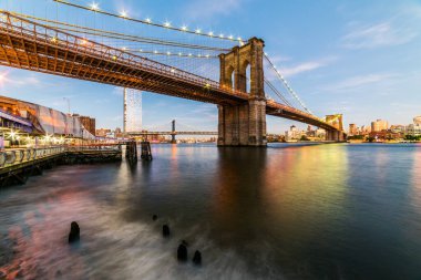 Brooklyn Köprüsü, gün batımı manzaralı. New York City, ABD. Brooklyn Köprüsü Aşağı Manhattan 'ı Brooklyn' e bağlıyor..