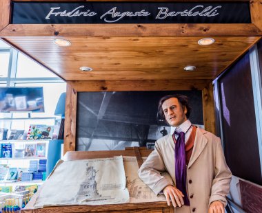 NEW YORK, ABD - 30 Eylül 2018: Heykeltıraş Frederic Auguste Bartholdi 'nin Özgürlük Heykeli' ndeki balmumu heykeli. Frederic Auguste Bartholdi Özgürlük Anıtı 'nı tasarlayan Fransız heykeltraştı..