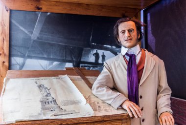 NEW YORK, ABD - 30 Eylül 2018: Heykeltıraş Frederic Auguste Bartholdi 'nin Özgürlük Heykeli' ndeki balmumu heykeli. Frederic Auguste Bartholdi Özgürlük Anıtı 'nı tasarlayan Fransız heykeltraştı..