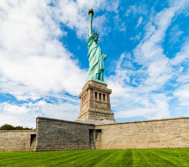 Manhattan Ufuk Çizgisi Arkaplanlı Özgürlük Anıtı. New York, ABD.