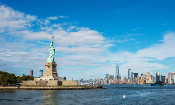Estatua Libertad Monumento Nacional Con Horizonte Manhattan Fondo Nueva York — Foto de Stock