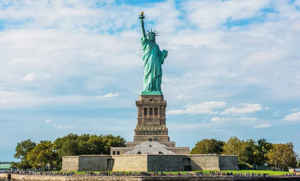 青空を背景に自由の女神像 ニューヨーク アメリカ — ストック写真