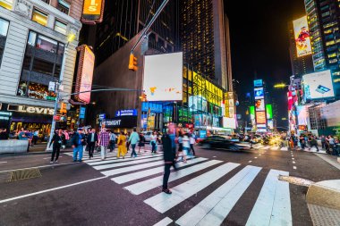 NEW YORK, ABD - 26 Eylül 2018: Times Meydanı, gece. Dünyanın en çok ziyaret edilen turistik merkezi Times Meydanı New York 'un ünlü turistik mekanıdır. Manhattan, New York City, ABD.