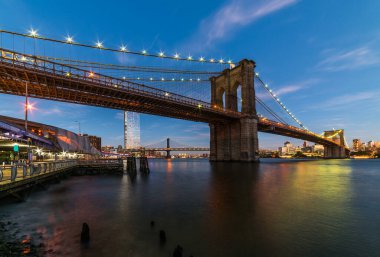 Brooklyn Köprüsü, gün batımı manzaralı. New York City, ABD. Brooklyn Köprüsü Aşağı Manhattan 'ı Brooklyn' e bağlıyor..