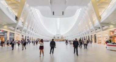 New York, ABD - 26 Eylül 2018: The OCULUS. Yeni Dünya Ticaret Merkezi NYC metro istasyonundaki Oculus Taşımacılık Merkezi. Oculus, ana istasyon iç görünümü..