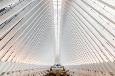 New York, ABD - 26 Eylül 2018: The OCULUS. Yeni Dünya Ticaret Merkezi NYC metro istasyonundaki Oculus Taşımacılık Merkezi. Oculus, ana istasyon iç görünümü..