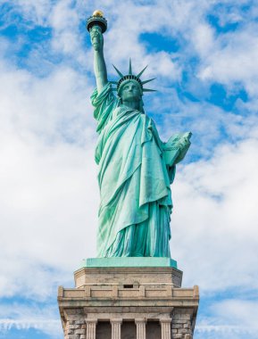 Mavi arka planda Özgürlük Anıtı Ulusal Anıtı. New York, ABD.