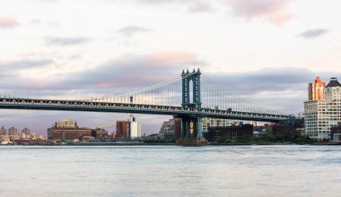 Manhattan Köprüsü, gün batımı manzaralı. New York City, ABD.