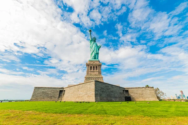 Estatua Libertad Monumento Nacional Con Fondo Azul Cielo Nueva York — Foto de Stock