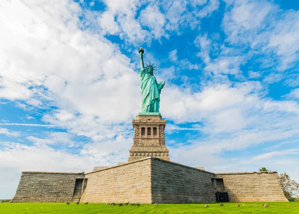 Estatua Libertad Monumento Nacional Con Fondo Azul Cielo Nueva York — Foto de Stock