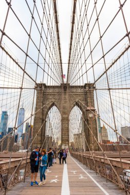 NEW YORK, ABD - 28 Eylül 2018: New York 'taki BrooKLYN Köprüsü. Brooklyn Köprüsü 'nde yürüyen turistler. New York City, ABD.
