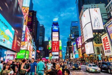 NEW YORK, ABD - 26 Eylül 2018: Times Meydanı, gece. Dünyanın en çok ziyaret edilen turistik merkezi Times Meydanı New York 'un ünlü turistik mekanıdır. Manhattan, New York City, ABD.