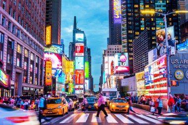 NEW YORK, ABD - 26 Eylül 2018: Times Meydanı, gece. Dünyanın en çok ziyaret edilen turistik merkezi Times Meydanı New York 'un ünlü turistik mekanıdır. Manhattan, New York City, ABD.