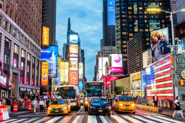 NEW YORK, ABD - 26 Eylül 2018: Times Meydanı, gece. Dünyanın en çok ziyaret edilen turistik merkezi Times Meydanı New York 'un ünlü turistik mekanıdır. Manhattan, New York City, ABD.