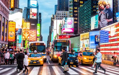 NEW YORK, ABD - 26 Eylül 2018: Times Meydanı, gece. Dünyanın en çok ziyaret edilen turistik merkezi Times Meydanı New York 'un ünlü turistik mekanıdır. Manhattan, New York City, ABD.
