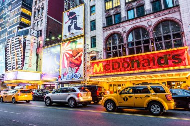 NEW YORK, ABD - 26 Eylül 2018: Times Meydanı, gece. Dünyanın en çok ziyaret edilen turistik merkezi Times Meydanı New York 'un ünlü turistik mekanıdır. Manhattan, New York City, ABD.