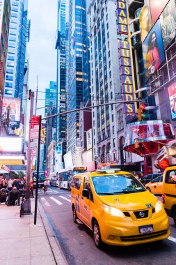 NEW YORK, ABD - 26 Eylül 2018: Times Meydanı, gece. Dünyanın en çok ziyaret edilen turistik merkezi Times Meydanı New York 'un ünlü turistik mekanıdır. Manhattan, New York City, ABD.