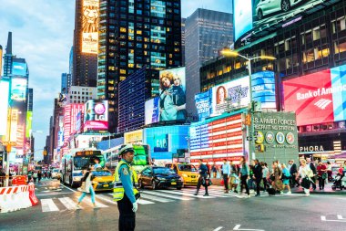 NEW YORK, ABD - 26 Eylül 2018: Times Meydanı, gece. Dünyanın en çok ziyaret edilen turistik merkezi Times Meydanı New York 'un ünlü turistik mekanıdır. Manhattan, New York City, ABD.