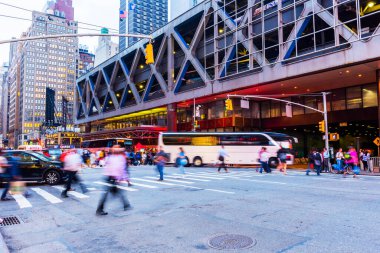 NEW YORK, ABD - 26 Eylül 2018: Manhattan Liman İdaresi Otobüs Terminali. - New York. Manhattan 'da trafik.