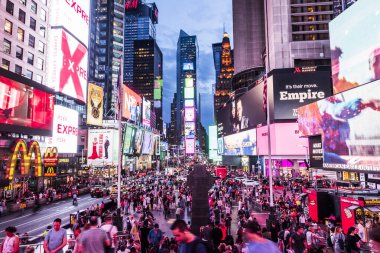 NEW YORK, ABD - 26 Eylül 2018: Times Meydanı akşam. Dünyanın en çok ziyaret edilen turistik merkezi Times Meydanı New York 'un ünlü turistik mekanıdır. Manhattan, New York City, ABD.