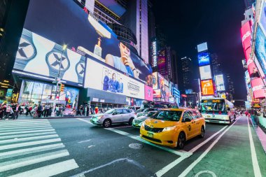 NEW YORK, ABD - 26 Eylül 2018: Times Meydanı akşam. Dünyanın en çok ziyaret edilen turistik merkezi Times Meydanı New York 'un ünlü turistik mekanıdır. Manhattan, New York City, ABD.