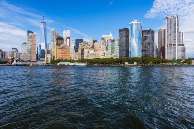 Manhattan panoramik gökyüzü manzarası. New York City, ABD. Manhattan 'da ofis binaları ve gökdelenler (Manhattan şehir merkezi)).