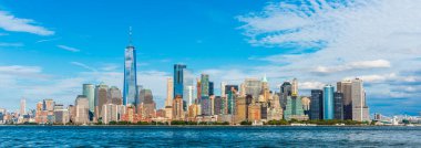 Manhattan panoramik gökyüzü manzarası. New York City, ABD. Manhattan 'da ofis binaları ve gökdelenler (Manhattan şehir merkezi)).
