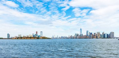 Manhattan panoramik silueti. New York City, ABD. Manhattan 'da ofis binaları ve gökdelenler (Manhattan şehir merkezi)).