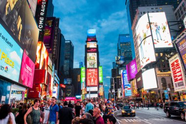 NEW YORK, ABD - 26 Eylül 2018: Times Meydanı, gece. Dünyanın en çok ziyaret edilen turistik merkezi Times Meydanı New York 'un ünlü turistik mekanıdır. Manhattan, New York City, ABD.