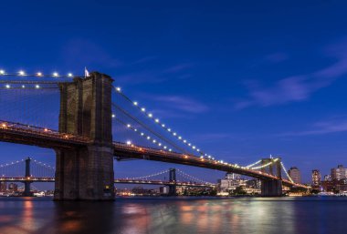 Brooklyn Köprüsü, gökdelenlerin arka planı. New York City, ABD. Brooklyn Köprüsü Aşağı Manhattan 'ı Brooklyn' e bağlıyor..