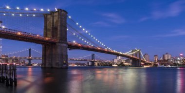 Brooklyn Köprüsü, gökdelenlerin arka planı. New York City, ABD. Brooklyn Köprüsü Aşağı Manhattan 'ı Brooklyn' e bağlıyor..