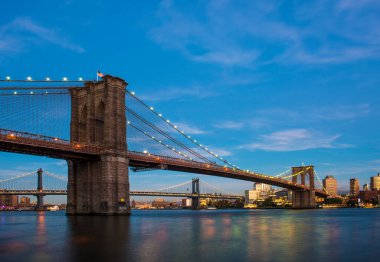 Brooklyn Köprüsü, gökdelenlerin arka planı. New York City, ABD. Brooklyn Köprüsü Aşağı Manhattan 'ı Brooklyn' e bağlıyor..