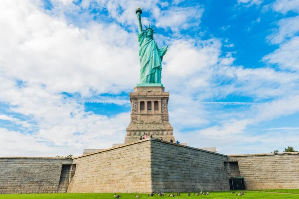 Estatua Libertad Monumento Nacional Con Fondo Azul Cielo Nueva York — Foto de Stock