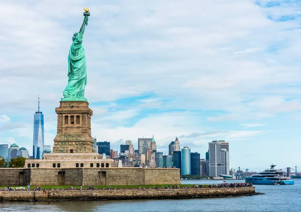 Estatua Libertad Monumento Nacional Con Horizonte Manhattan Fondo Nueva York — Foto de Stock