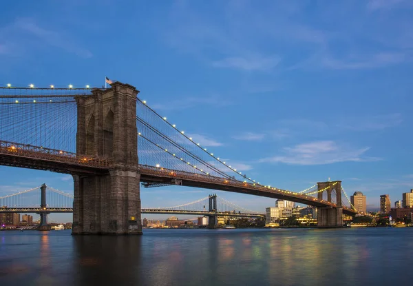 Brooklyn Köprüsü, gökdelenlerin arka planı. New York City, ABD. Brooklyn Köprüsü Aşağı Manhattan 'ı Brooklyn' e bağlıyor..