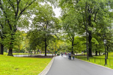 NEW YORK, ABD - 26 Eylül 2018: CENTRAL PARK. Central Park, Manhattan 'da bir şehir parkı. Turistler için popüler bir yer. New York City, ABD.