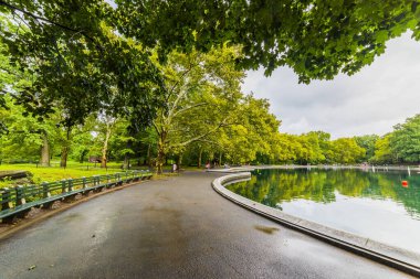 CENTRAL Parkı 'nda konservatuar suyu. Central Park, Manhattan 'da bir şehir parkı. Turistler için popüler bir yer. New York City, ABD.
