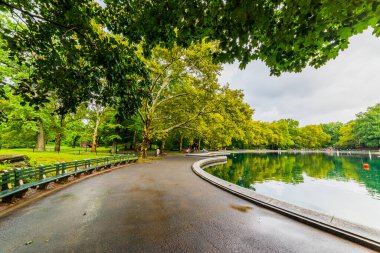 CENTRAL Parkı 'nda konservatuar suyu. Central Park, Manhattan 'da bir şehir parkı. Turistler için popüler bir yer. New York City, ABD.