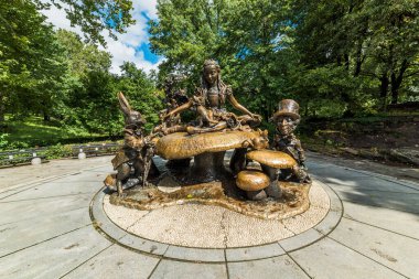 NEW YORK, ABD - 26 Eylül 2018: CENTRAL PARK 'ta Alice Harikalar Diyarında Heykeli. Central Park, Manhattan 'da bir şehir parkı. Turistler için popüler bir yer. New York City, ABD.