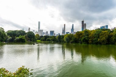 NEW YORK, ABD - 26 Eylül 2018: CENTRAL PARK. Central Park, Manhattan 'da bir şehir parkı. Turistler için popüler bir yer. New York City, ABD.