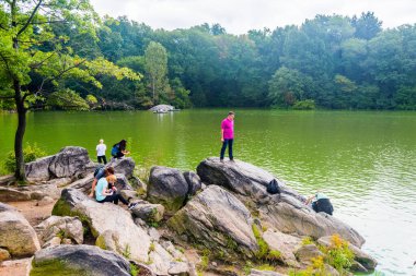NEW YORK, ABD - 26 Eylül 2018: CENTRAL PARK. Central Park, Manhattan 'da bir şehir parkı. Turistler için popüler bir yer. New York City, ABD.