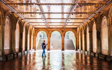 NEW YORK, ABD - 26 Eylül 2018: CENTRAL PARK 'ta Bethesda Terrace. Central Park, Manhattan 'da bir şehir parkı. Turistler için popüler bir yer. New York City, ABD.